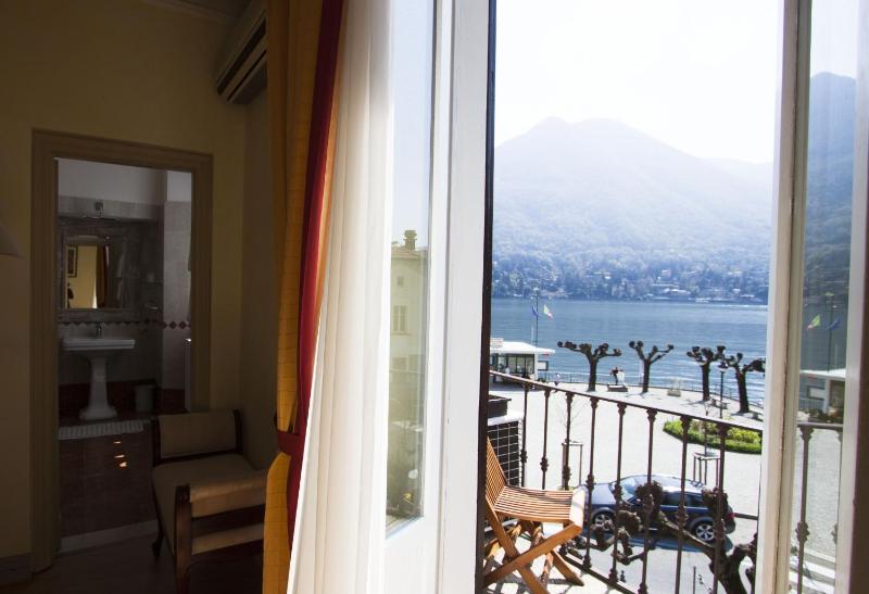 Double Room with Lake View image 4