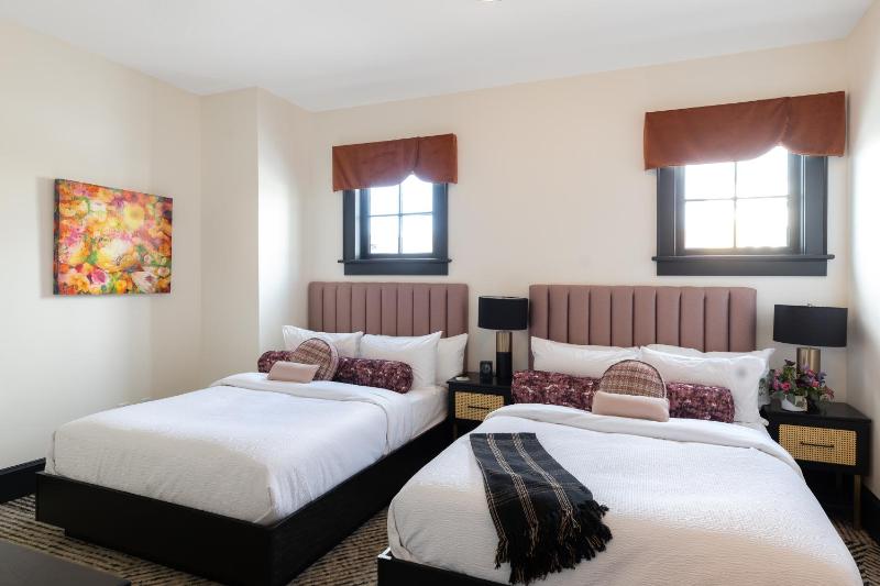 Standard Queen Room image 4