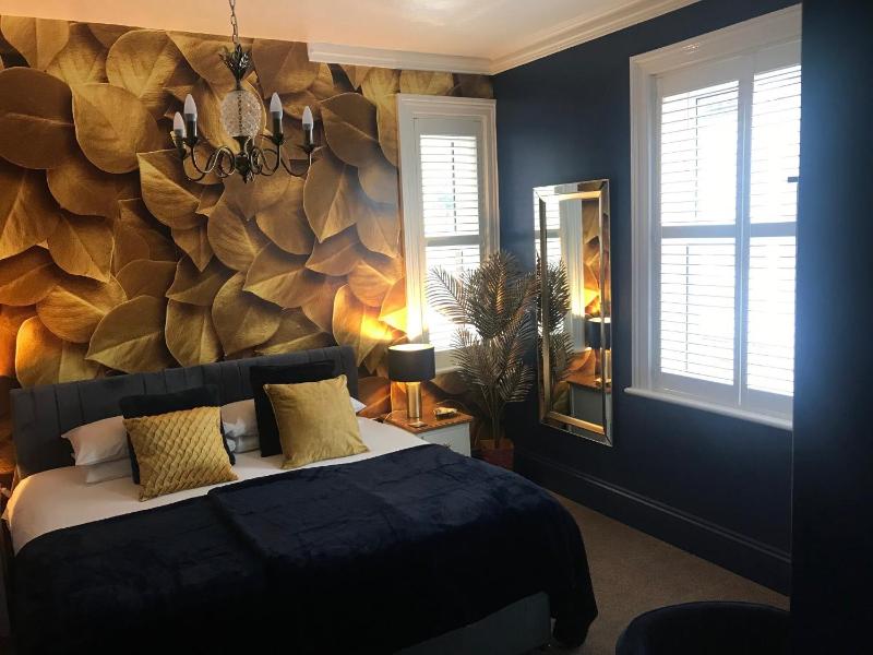 Superior Triple Room image 4