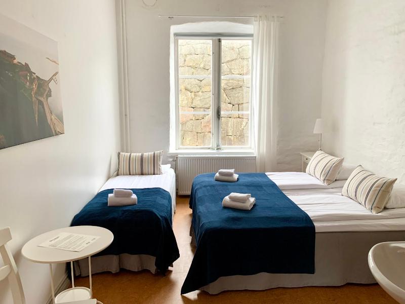 Standard Triple Room with Shared Bathroom image 1