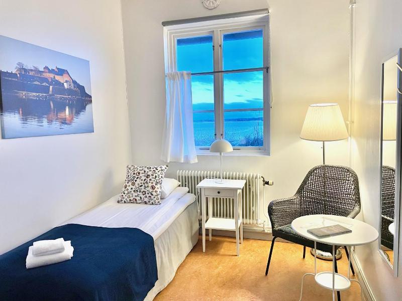 Standard Single Room with Shared Bathroom image 3