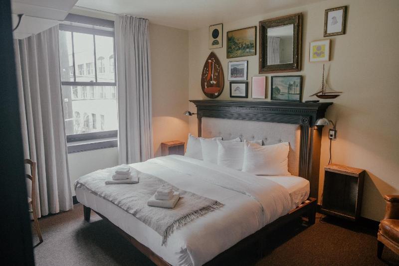 Deluxe King Room image 2