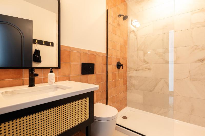 Standard Queen Room image 3