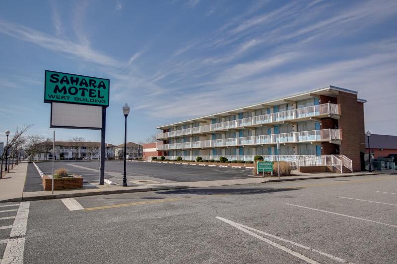 Sahara Motel - image 12