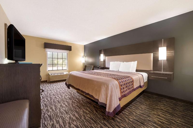 Deluxe King Room image 2
