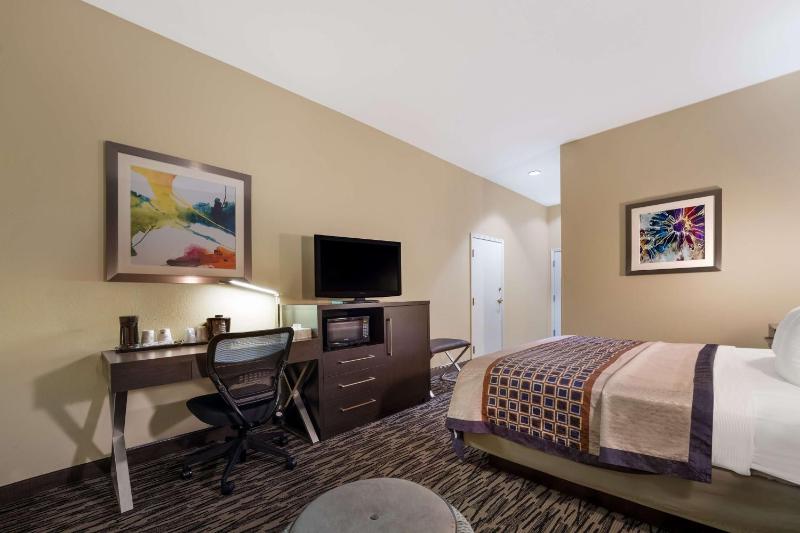 King Room with Roll-In Shower - Disability Access image 3