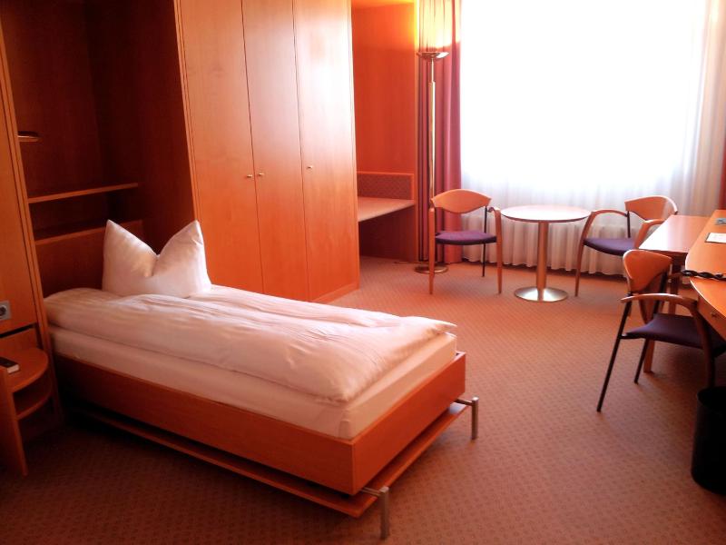 Single Room with small bed image 2