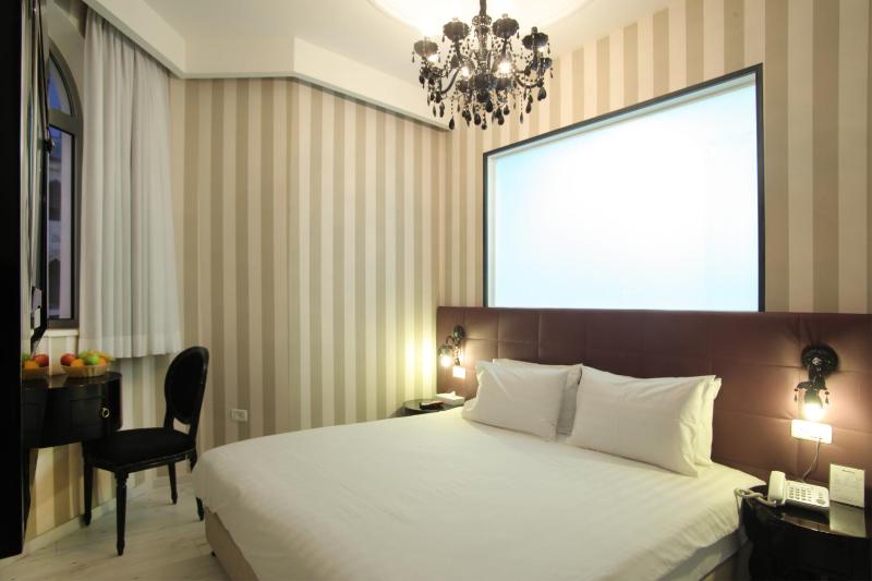 Deluxe Double or Twin Room image 3