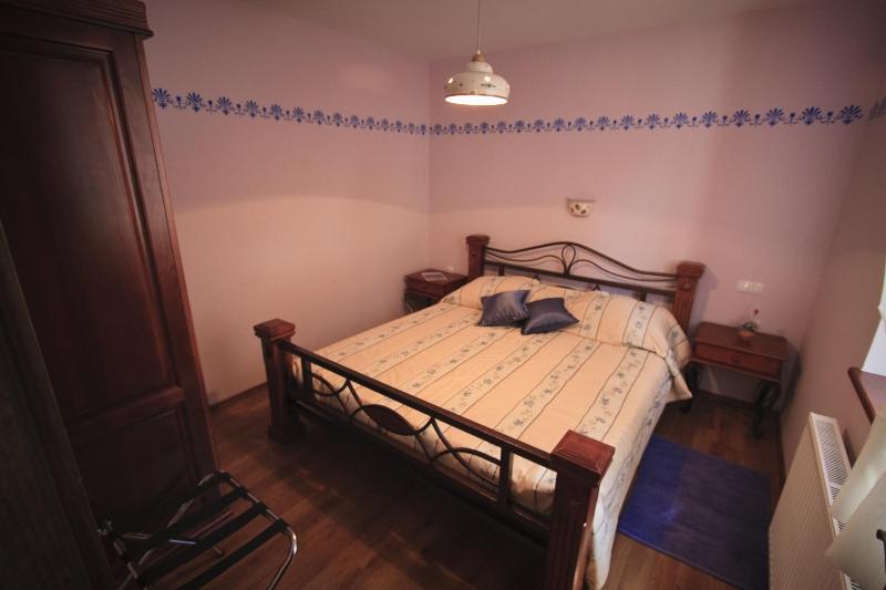 One-Bedroom Apartment image 4