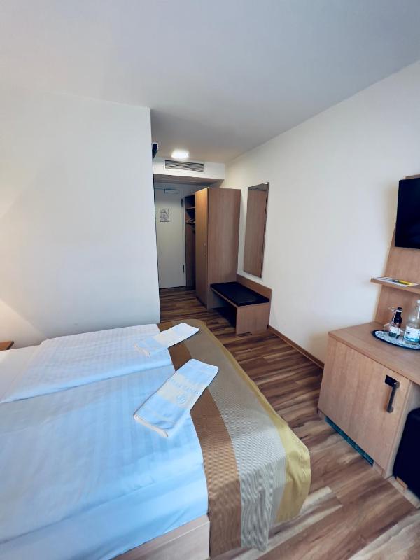 Double Room image 2