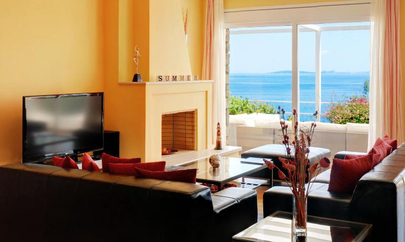 5-Bedroom Villa with Sea View and Private Pool	 image 4