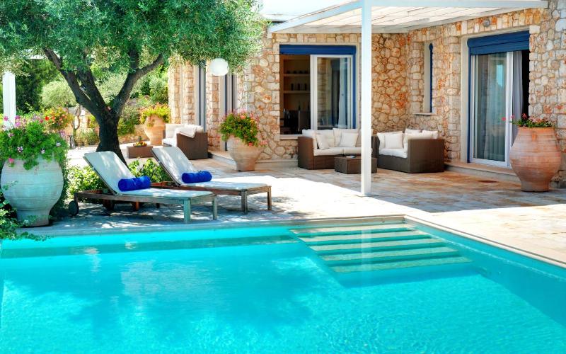 4-Bedroom Villa with Sea View and Private Pool image 1