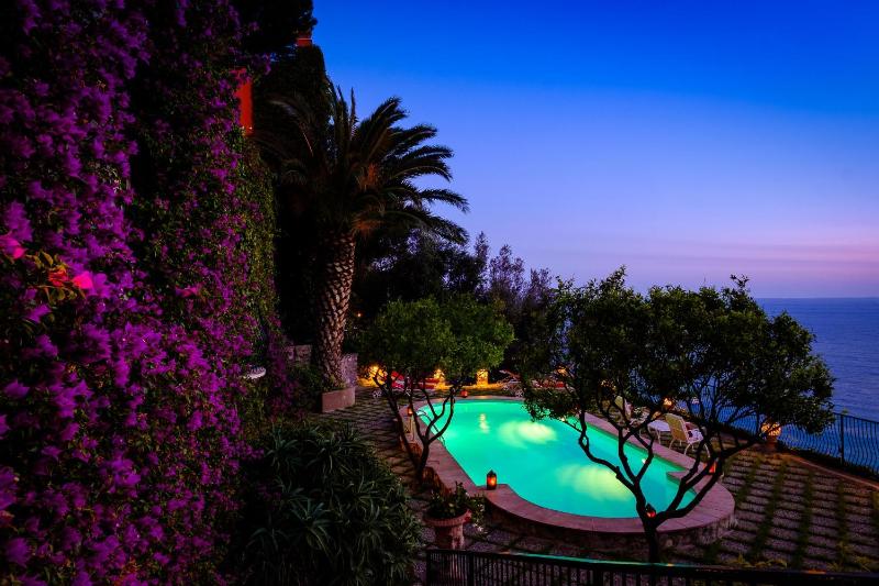 Suite with Hot Tub image 4