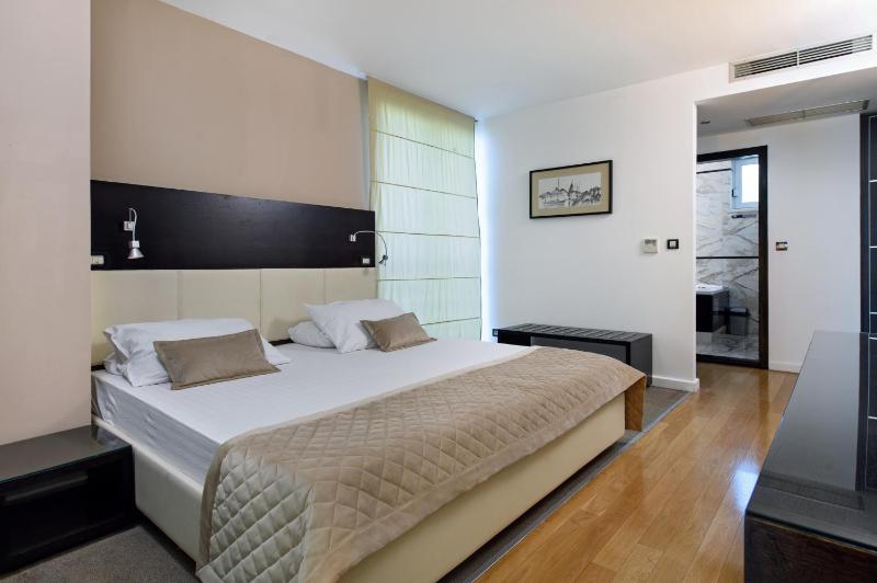 Comfort Suite with Balcony and Sea View image 3