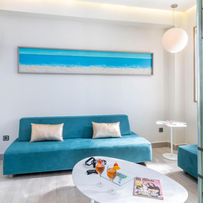 Junior Suite with Pool View image 3
