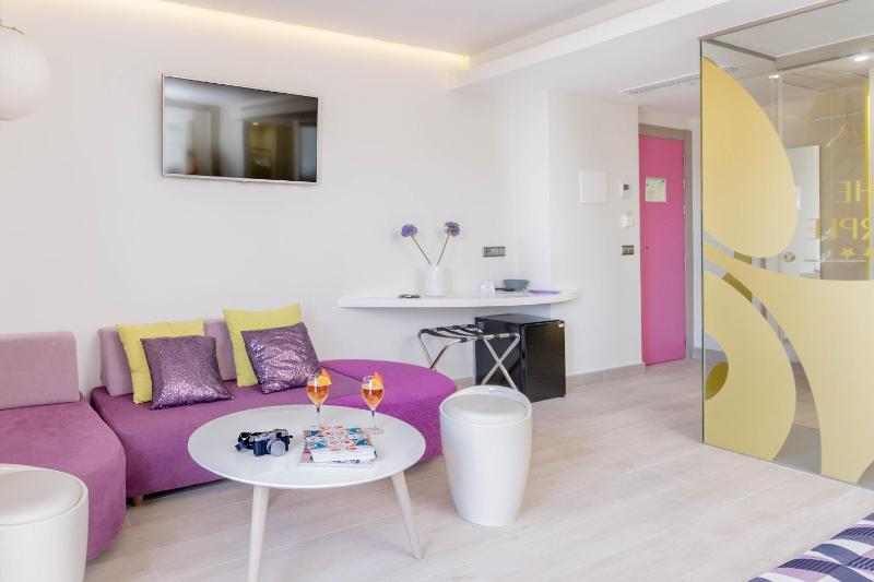 Superior Double Room with Pool View image 4