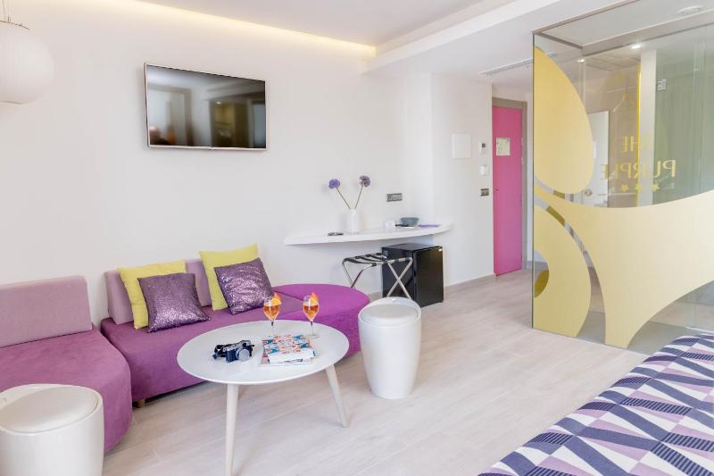 Superior Double Room with Pool View image 2