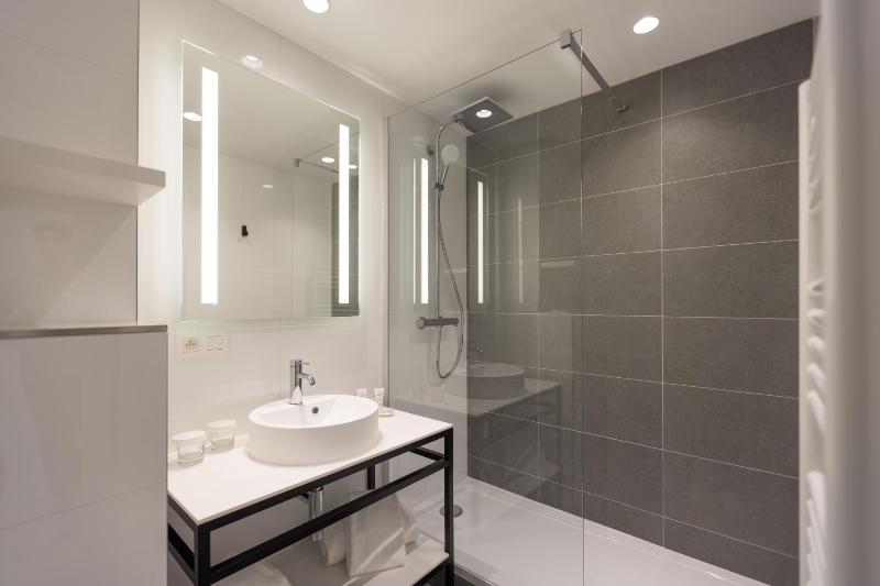 Double Room with Terrace and Sea View   image 4