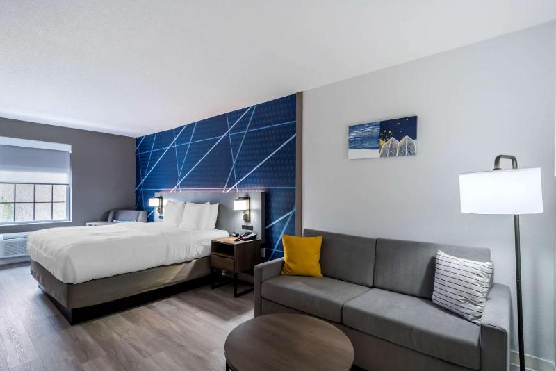 King Suite - Non Smoking/Upper Floor image 3