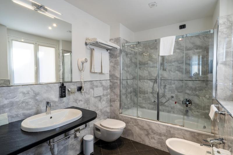 Double or Twin Room image 3