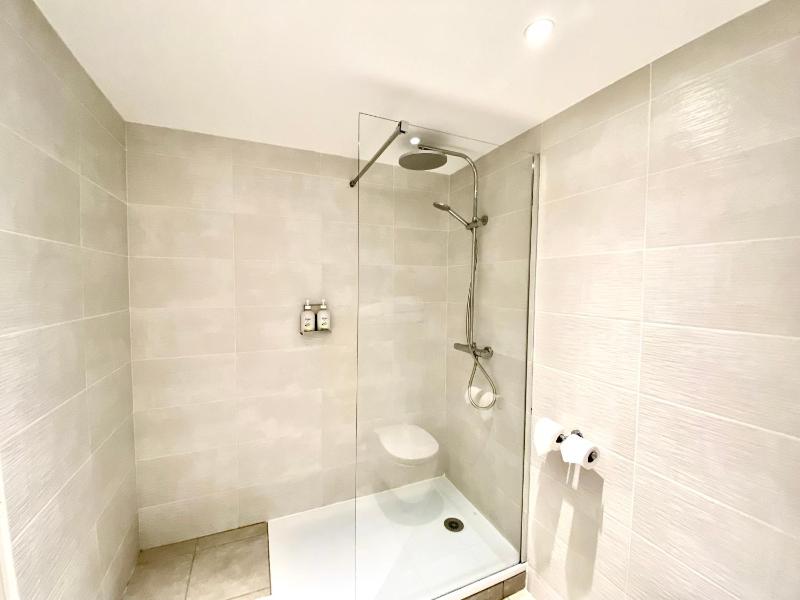 Standard Twin Room image 4