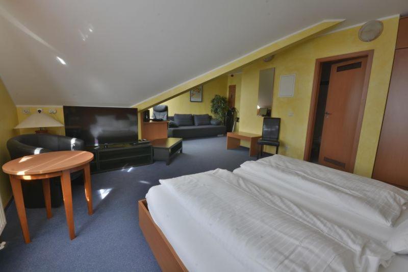 Large Double Room image 3