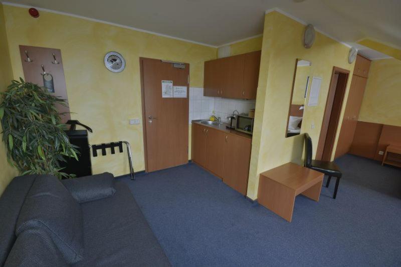 Large Double Room image 4