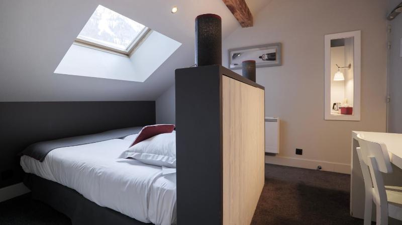Standard Double Room image 3