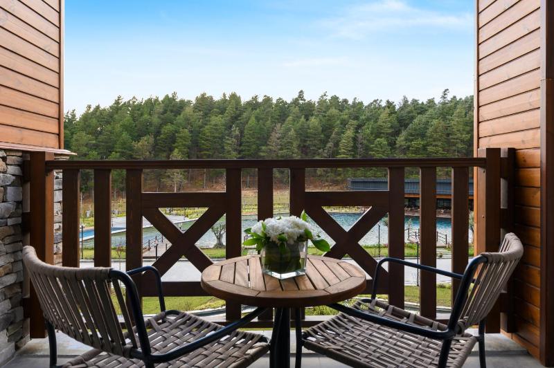 Deluxe Room with King Size Bed, Pond and Forest View image 3