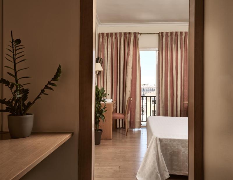 Superior double or  twin with balcony  CityView image 1