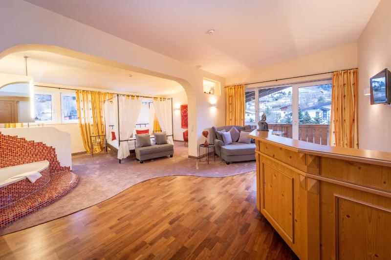 Junior Suite with Balcony and Mountain View image 2