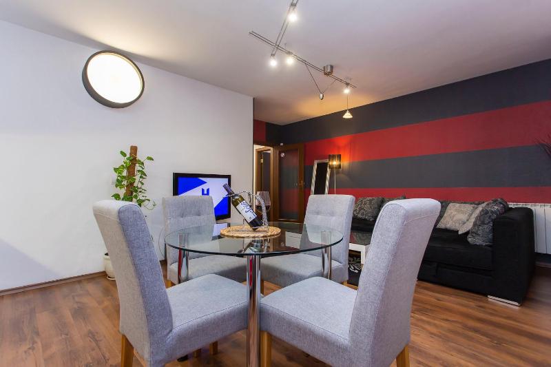 Deluxe Two-Bedroom Apartment image 3
