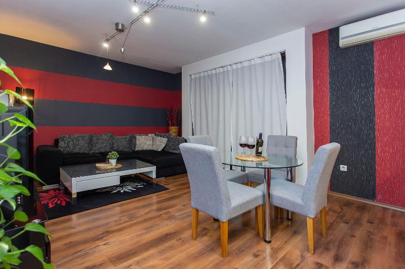 Deluxe Two-Bedroom Apartment image 2