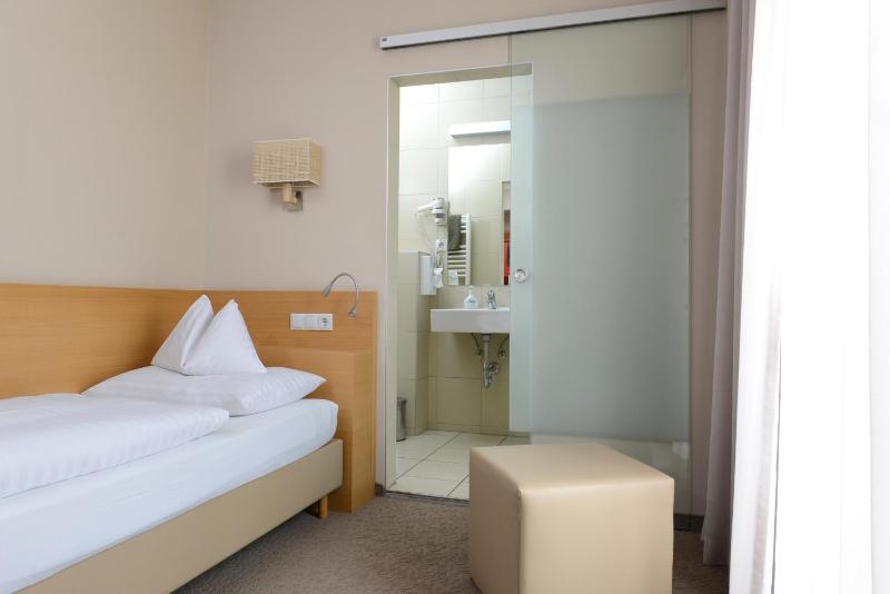 Single Room image 3