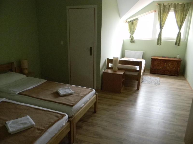 Triple Room with Private Bathroom image 4