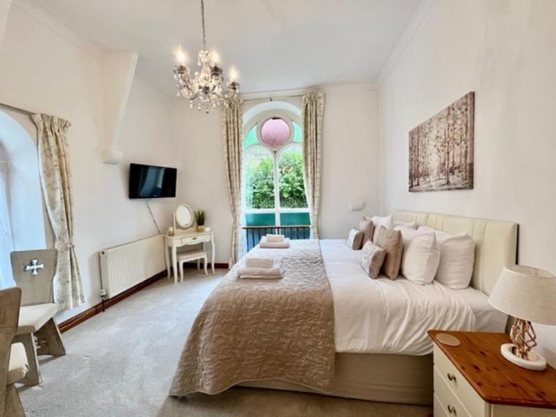 Superior Twin Room image 3