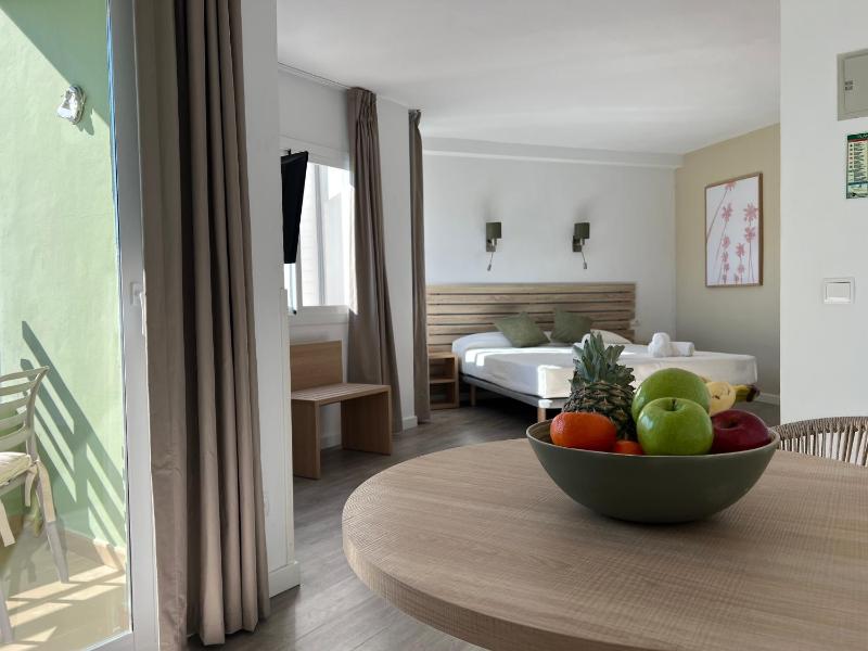 Studio with Pool View image 3