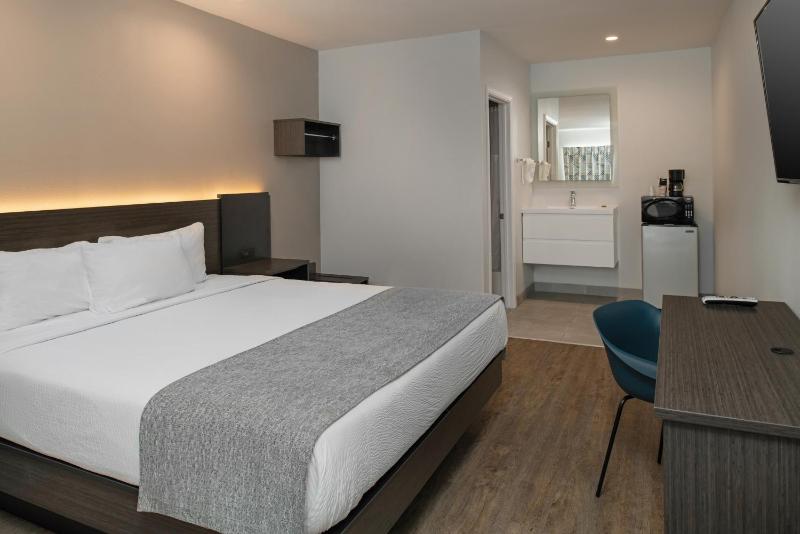 Deluxe King Room image 2
