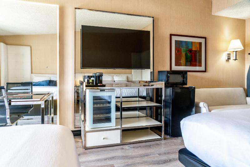 Queen Room with Two Queen Beds - Disability Access image 3