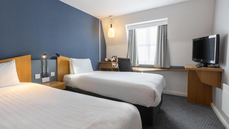 Standard Twin Room with Free Hot Breakfast image 4