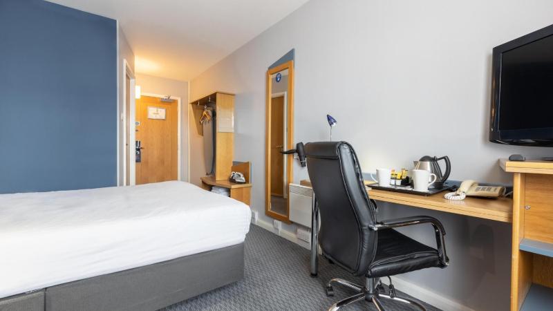 Standard Double Room with Sofa Bed and Free Hot Breakfast image 2