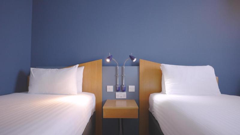 Standard Twin Room with Free Hot Breakfast image 3