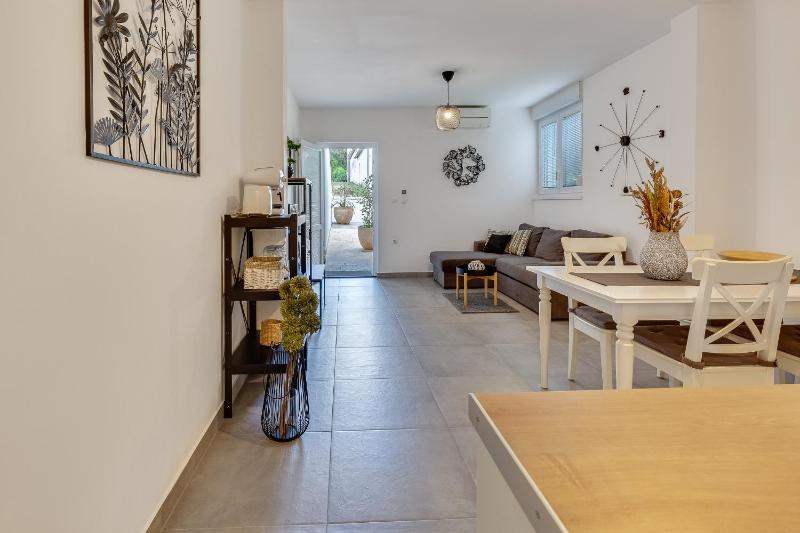 One-Bedroom Apartment image 1
