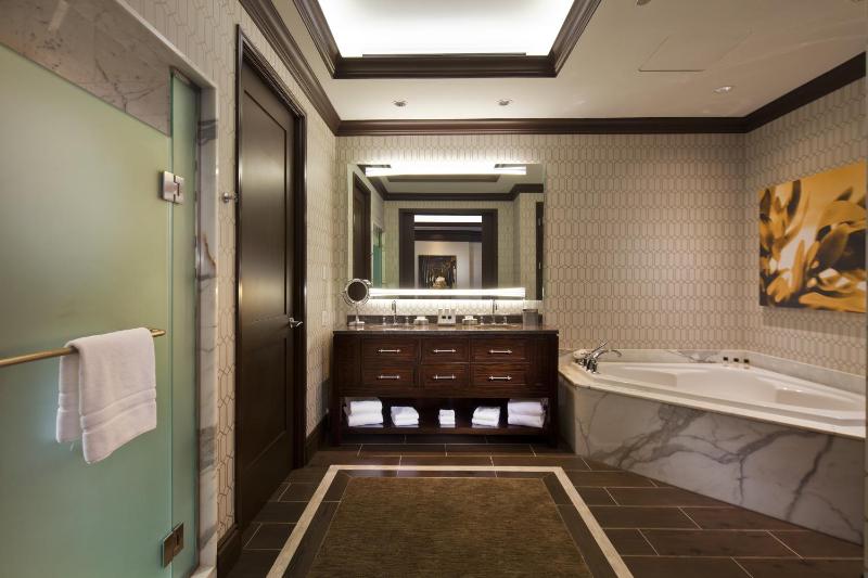 Double Room with Pool View image 2