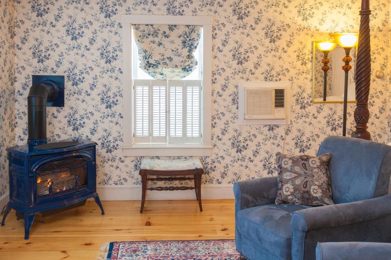 Deluxe King Suite image 3