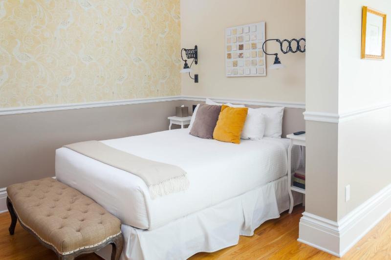 Deluxe Queen Room image 3