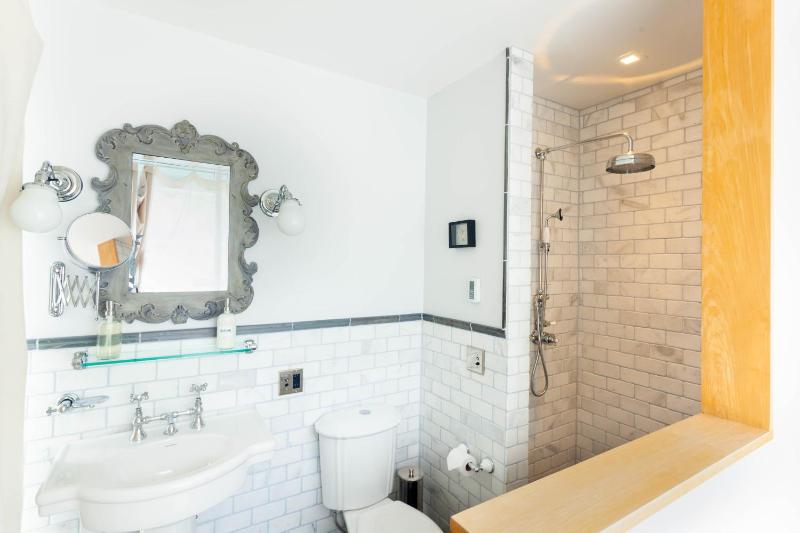 Premium Queen Room image 2