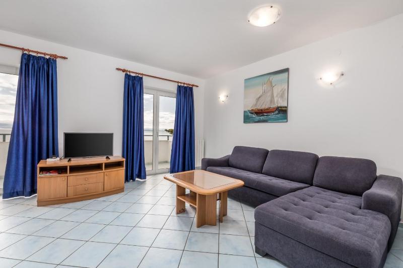 One-Bedroom Apartment with Terrace and Sea View image 1