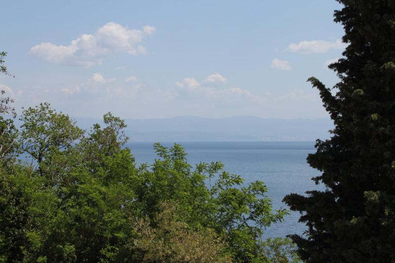 One-Bedroom Apartment with Terrace and Sea View image 4