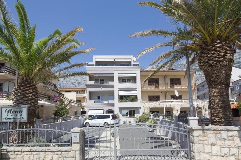Apartments by the sea Makarska - 20587 - image 1